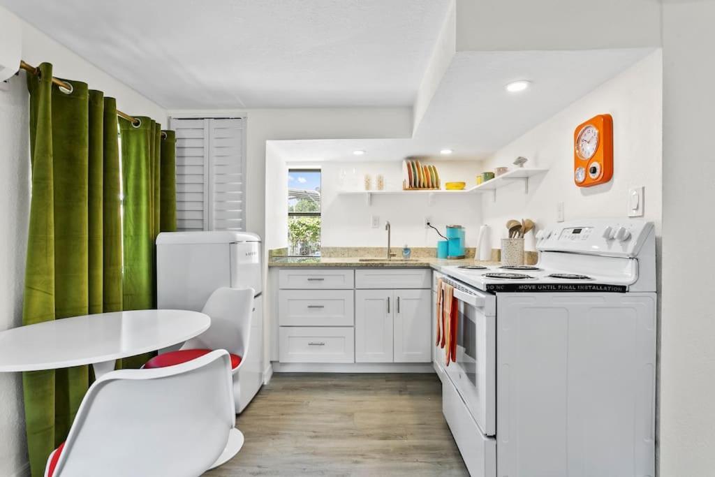 That 70'S Themed Apt Close To Coffee, Food + Shops Tampa Luaran gambar