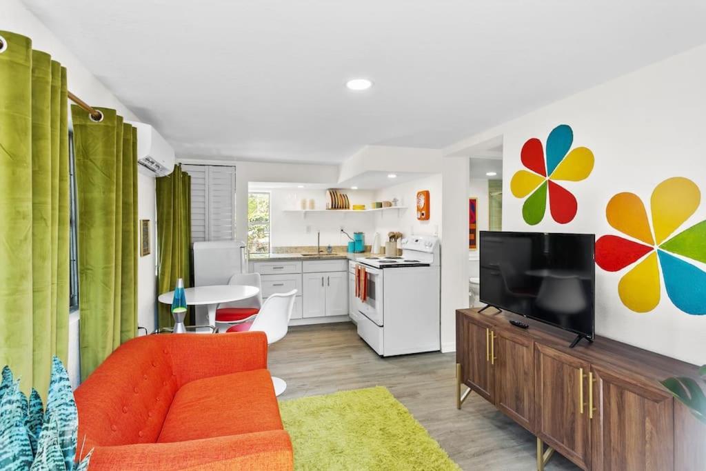 That 70'S Themed Apt Close To Coffee, Food + Shops Tampa Luaran gambar