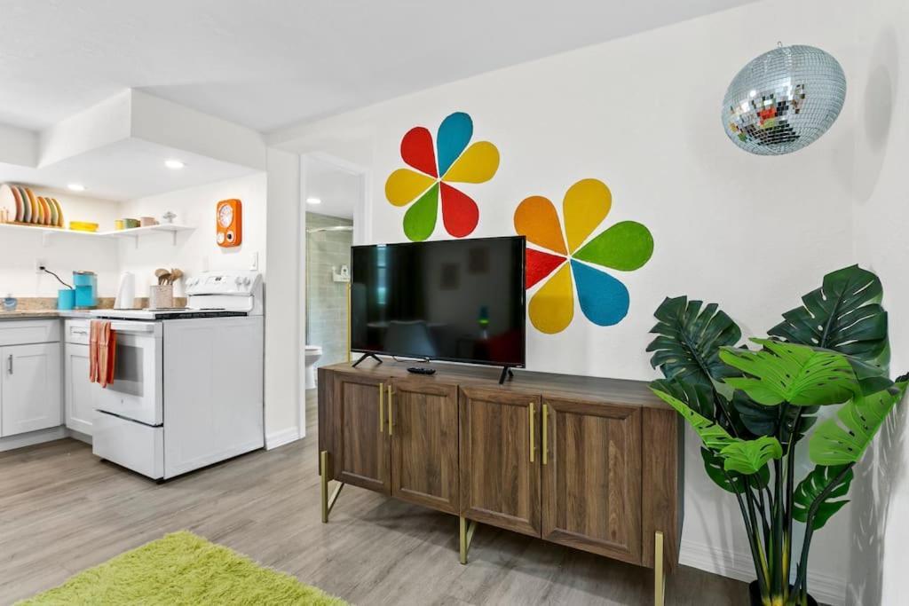 That 70'S Themed Apt Close To Coffee, Food + Shops Tampa Luaran gambar