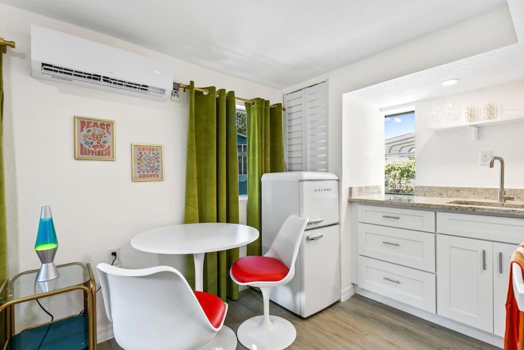 That 70'S Themed Apt Close To Coffee, Food + Shops Tampa Luaran gambar
